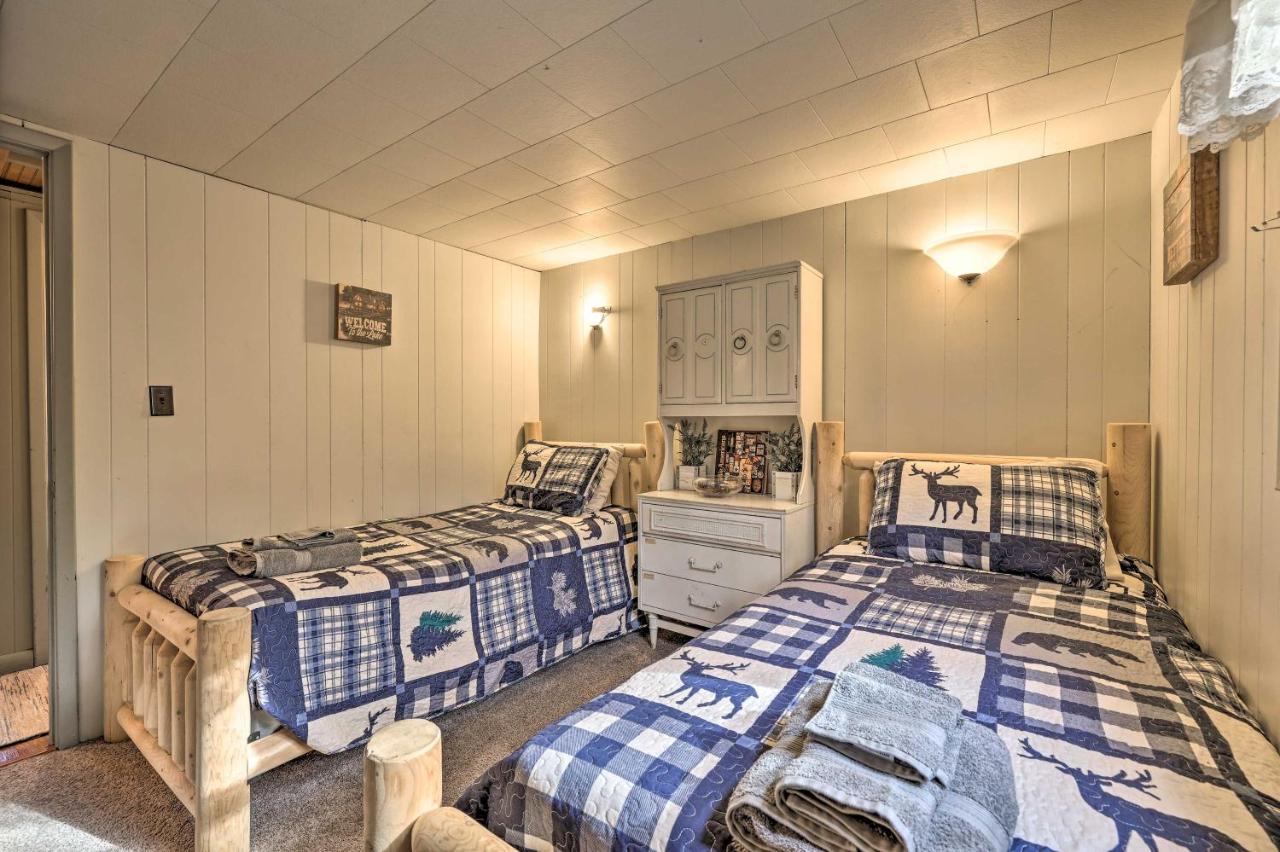 Holiday home Cozy Arrowhead Lake Chalet With Hot Tub And Fire Pit Pocono Lake